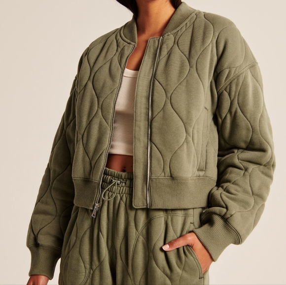 Abercrombie & Fitch Jackets & Blazers - NWT Abercrombie & Fitch Army Green Onion Quilted Soft Bomber Jacket XL